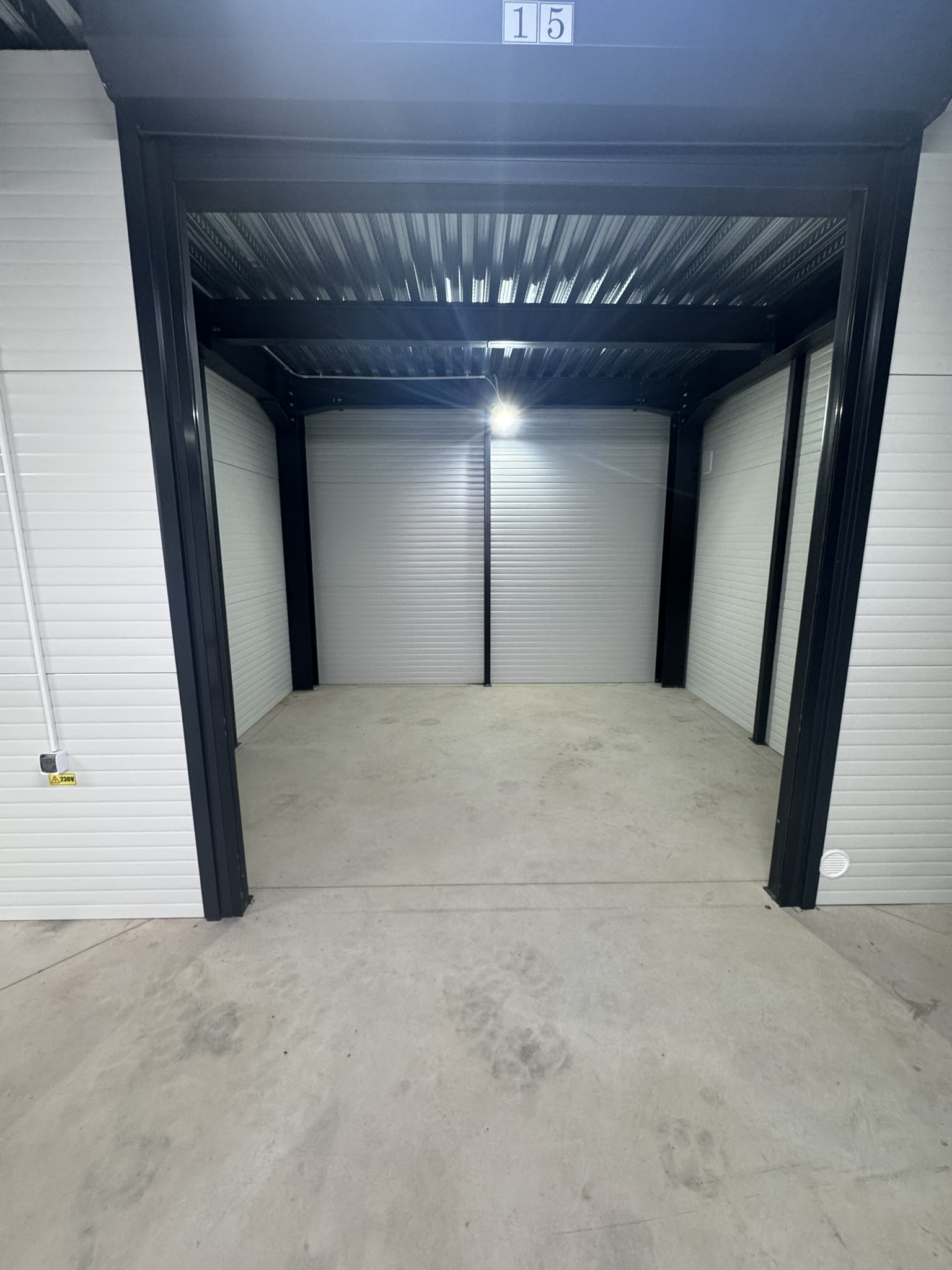Interior boxă de depozitare de 15 metri pătrați